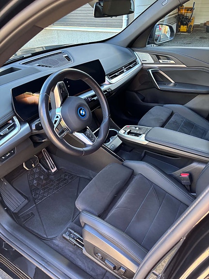 BMW iX1 10 of 11