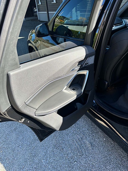 BMW iX1 7 of 11