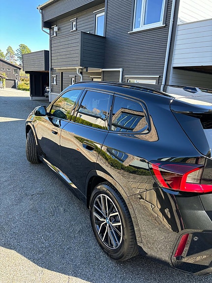 BMW iX1 5 of 11