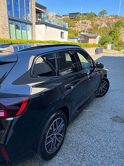 BMW iX1 3 of 11