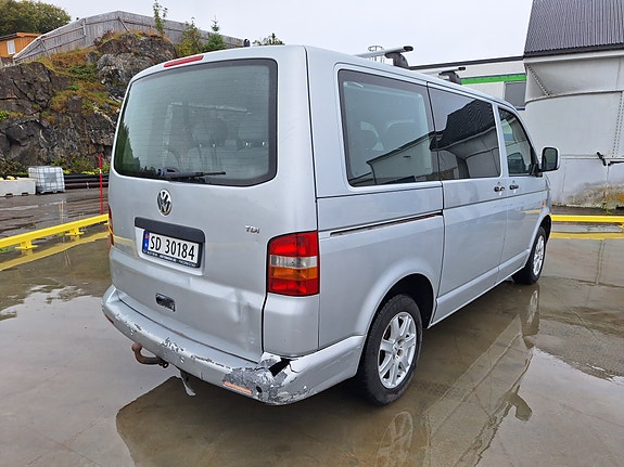Volkswagen Caravelle 3 of 9