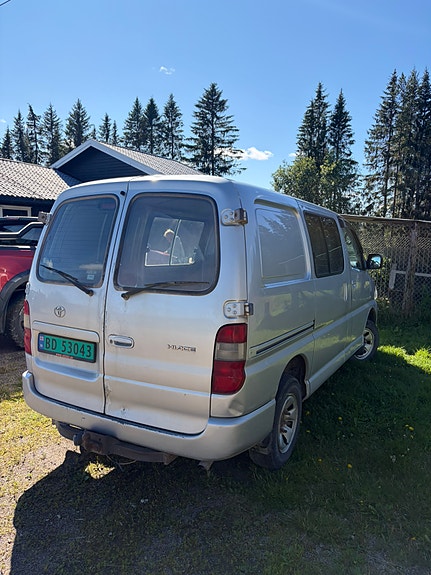Toyota HiAce 4 of 7