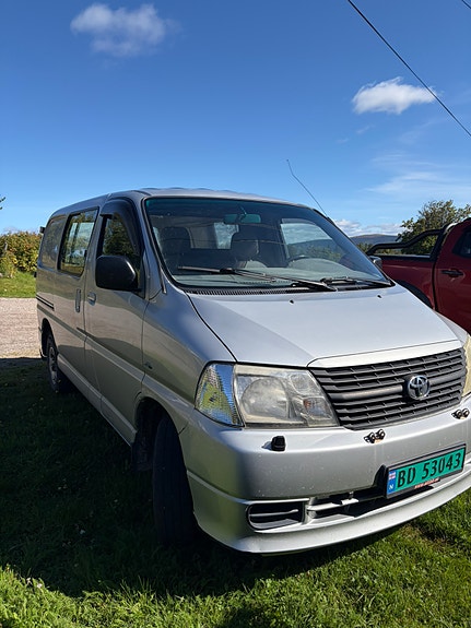 Toyota HiAce 2 of 7