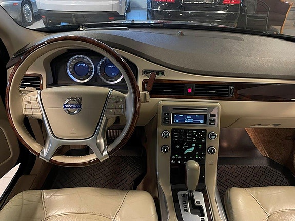 Volvo V70 8 of 30