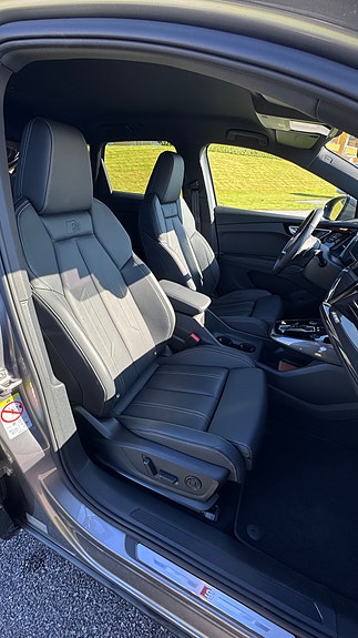 Audi Q4 e-tron 10 of 26