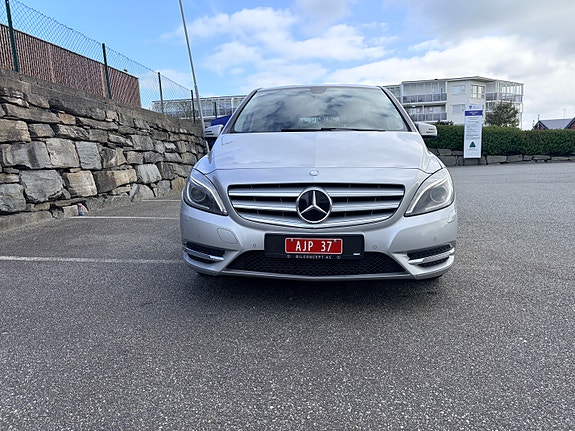 Mercedes-Benz B180 d 2 of 22