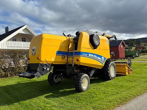 New Holland TC4.90 Treske med 2 stk skjærebord 4 of 15