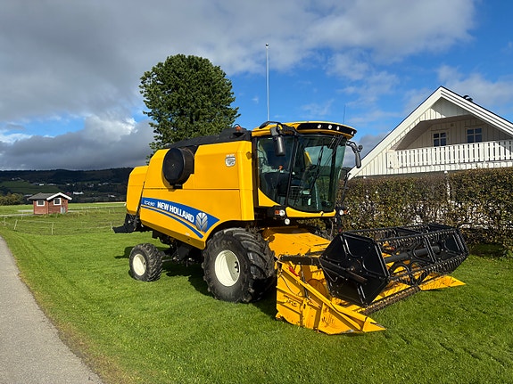 New Holland TC4.90 Treske med 2 stk skjærebord 7 of 15