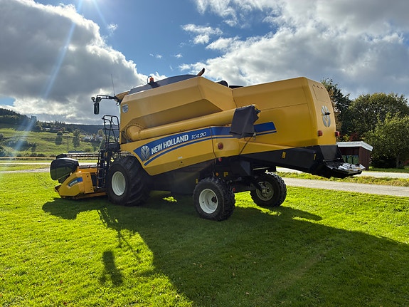 New Holland TC4.90 Treske med 2 stk skjærebord 3 of 15