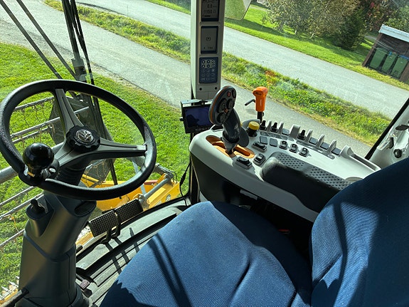 New Holland TC4.90 Treske med 2 stk skjærebord 13 of 15