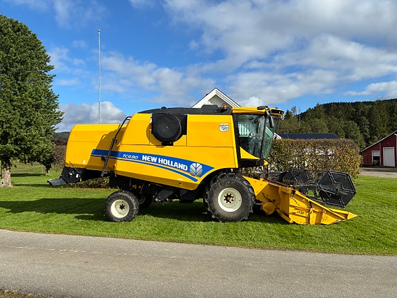 New Holland TC4.90 Treske med 2 stk skjærebord 2 of 15