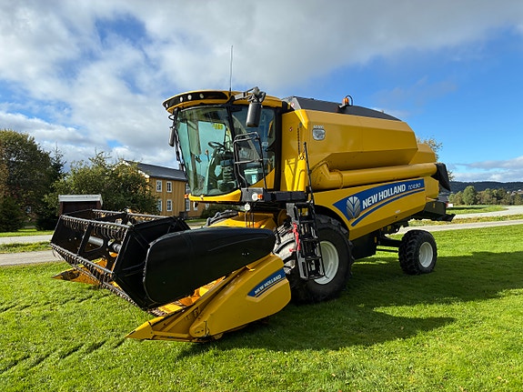 New Holland TC4.90 Treske med 2 stk skjærebord 5 of 15