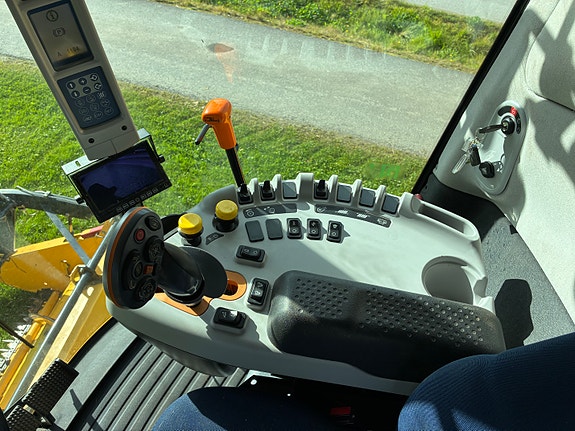 New Holland TC4.90 Treske med 2 stk skjærebord 14 of 15