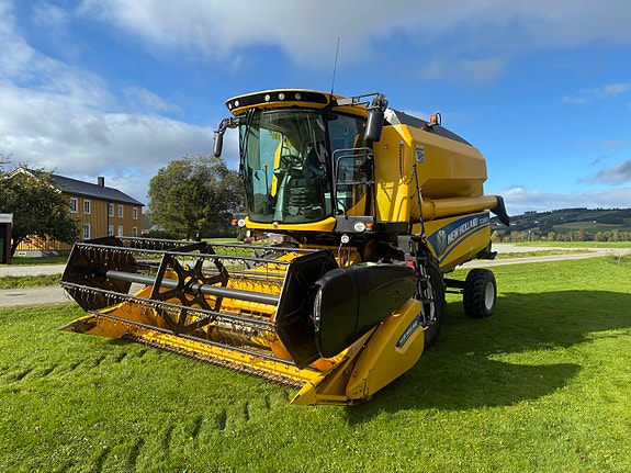 New Holland TC4.90 Treske med 2 stk skjærebord 6 of 15