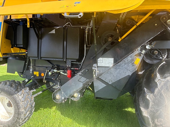 New Holland TC4.90 Treske med 2 stk skjærebord 9 of 15