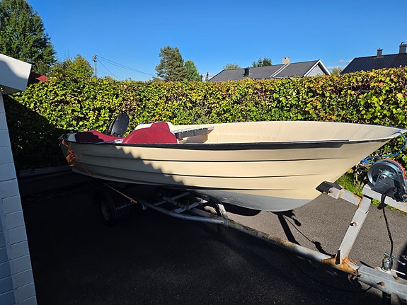 Ca. 14 fots fiskebåt med Mercury 20 hk totakter og registrert henger 10 of 12