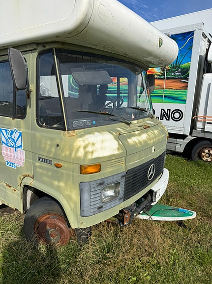 Mercedes-Benz 2 of 30