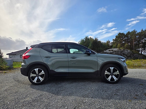 Volvo XC40 2 of 22