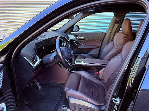 BMW iX1 5 of 16