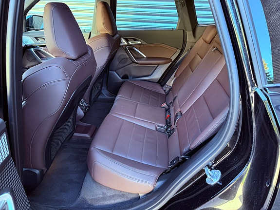 BMW iX1 6 of 16