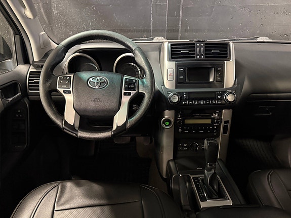 Toyota Land Cruiser 10 of 30