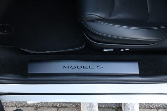 Tesla Model S 24 of 30
