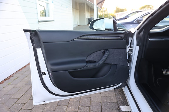 Tesla Model S 21 of 30