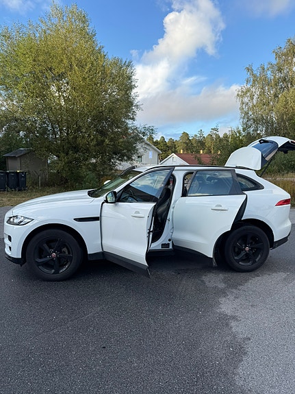 Jaguar F-PACE 4 of 25