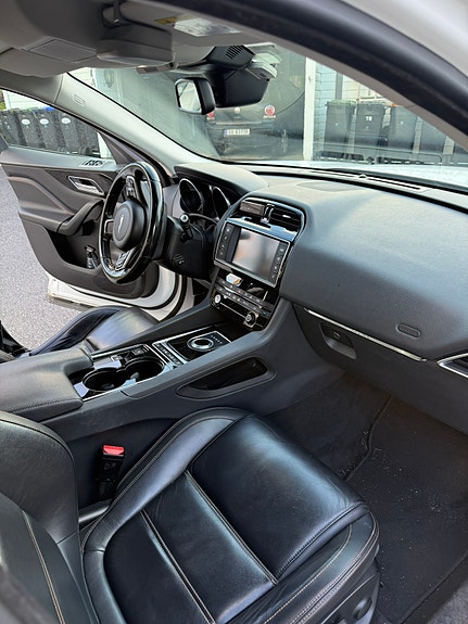 Jaguar F-PACE 18 of 25
