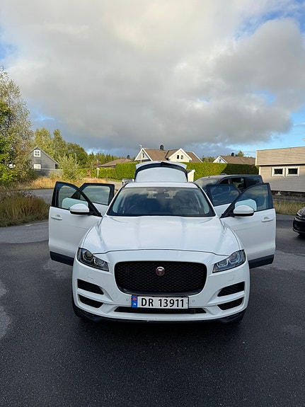 Jaguar F-PACE 2 of 25