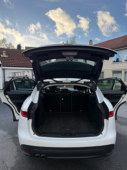 Jaguar F-PACE 9 of 25