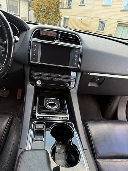 Jaguar F-PACE 6 of 25