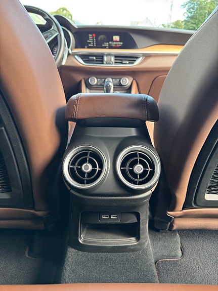 Alfa Romeo Stelvio 25 of 27