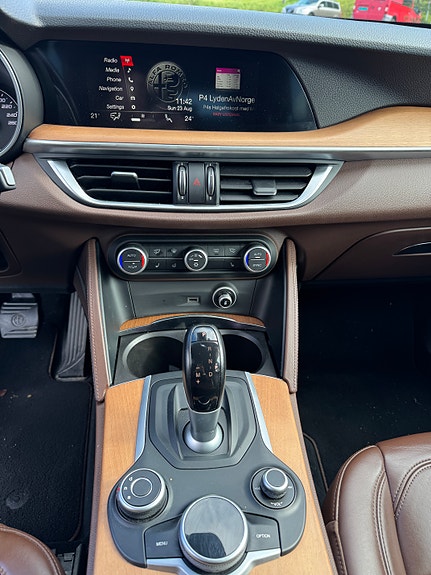 Alfa Romeo Stelvio 21 of 27