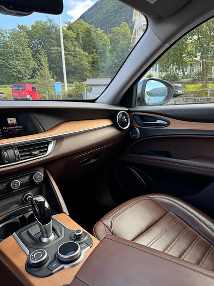 Alfa Romeo Stelvio 20 of 27