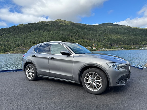 Alfa Romeo Stelvio 2 of 27