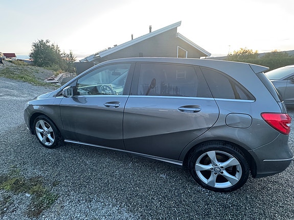 Mercedes-Benz B180 2 of 10