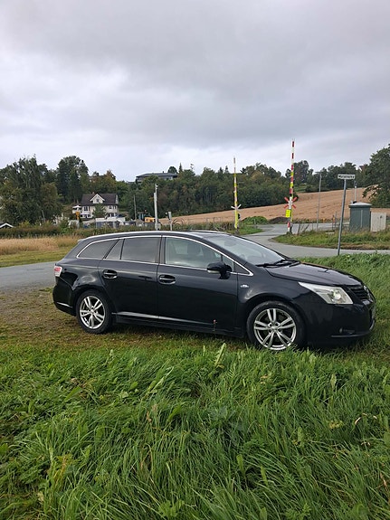 Toyota Avensis 2 of 6