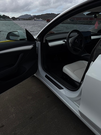 Tesla Model 3 4 of 8