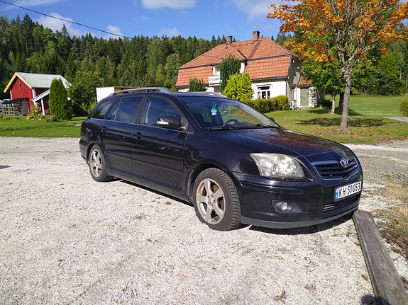 Toyota Avensis 2 of 7