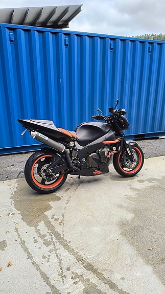 Suzuki GSX-R 750 2 of 12