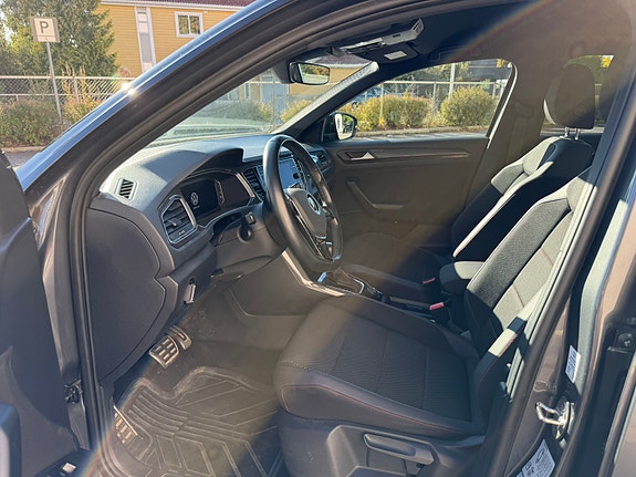 Volkswagen T-Roc 8 of 24