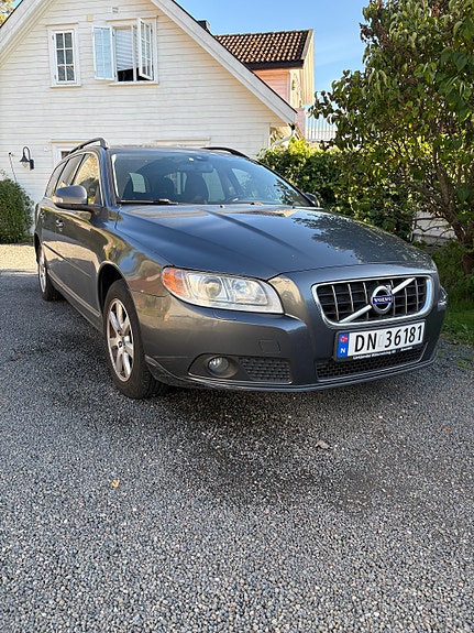 Volvo V70 2 of 9