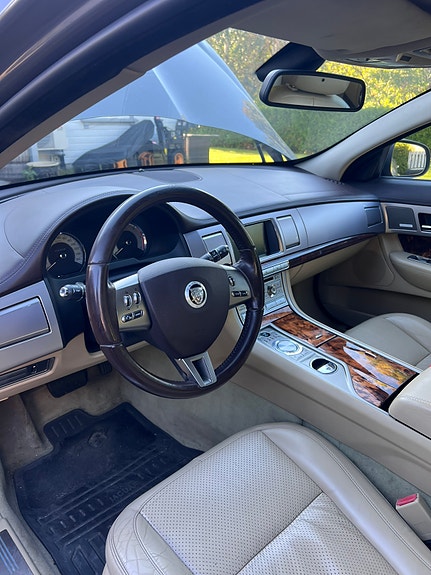 Jaguar XF 10 of 30