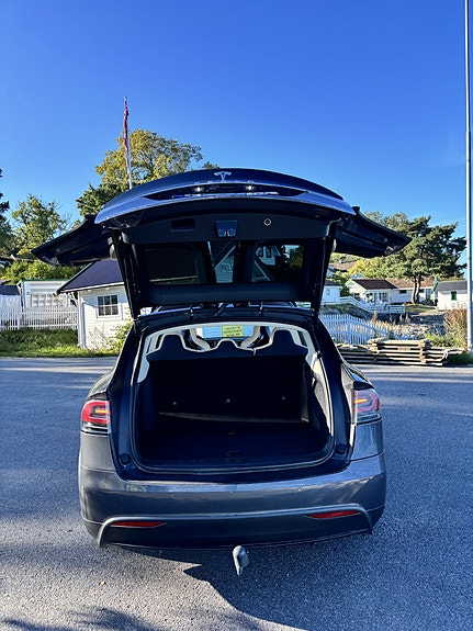 Tesla Model X 5 of 8