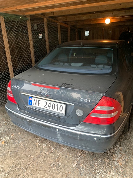 Mercedes-Benz E220 d 4 of 5