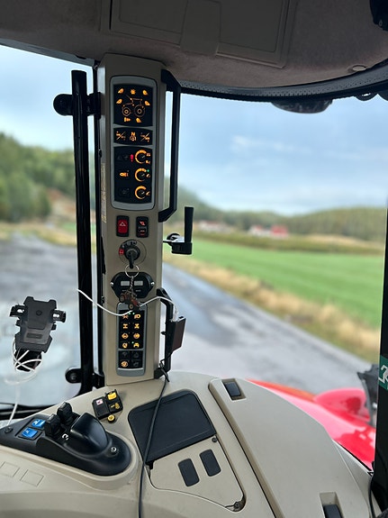 Massey Ferguson 6718 Dyna-VT EF 8 of 24