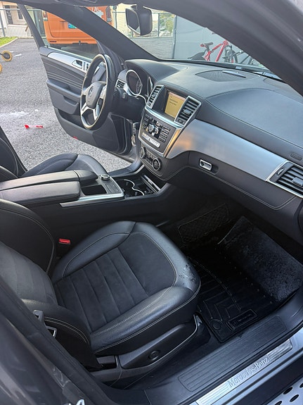Mercedes-Benz ML350 11 of 12