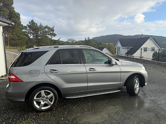 Mercedes-Benz ML350 3 of 12