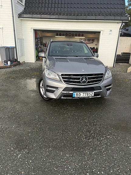 Mercedes-Benz ML350 5 of 12